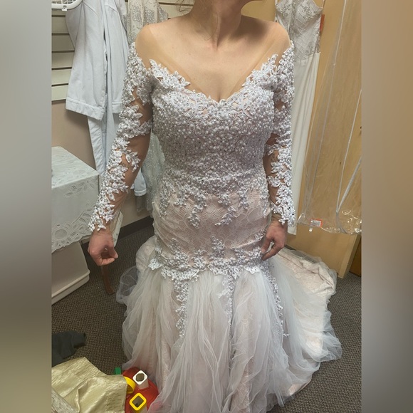 Wedding gown - Picture 4 of 10